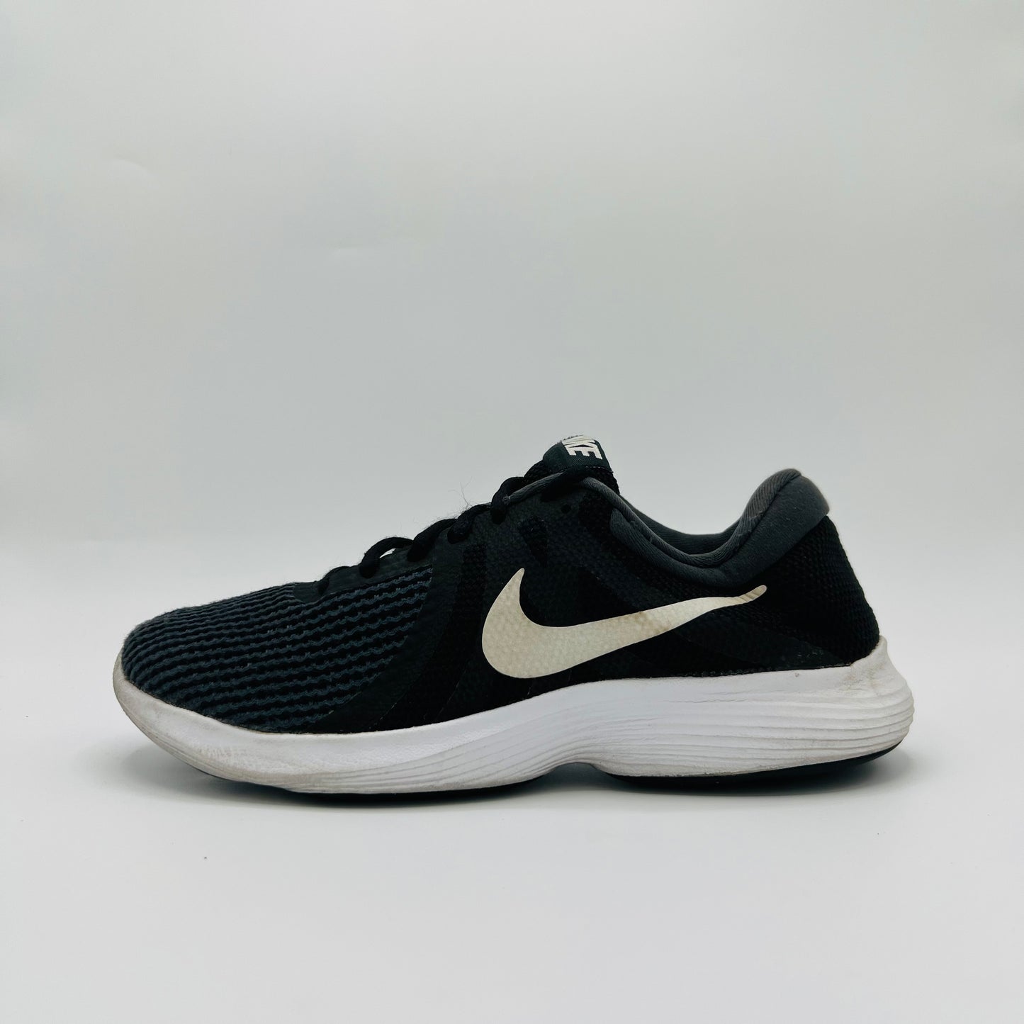 Nike Revolution 4